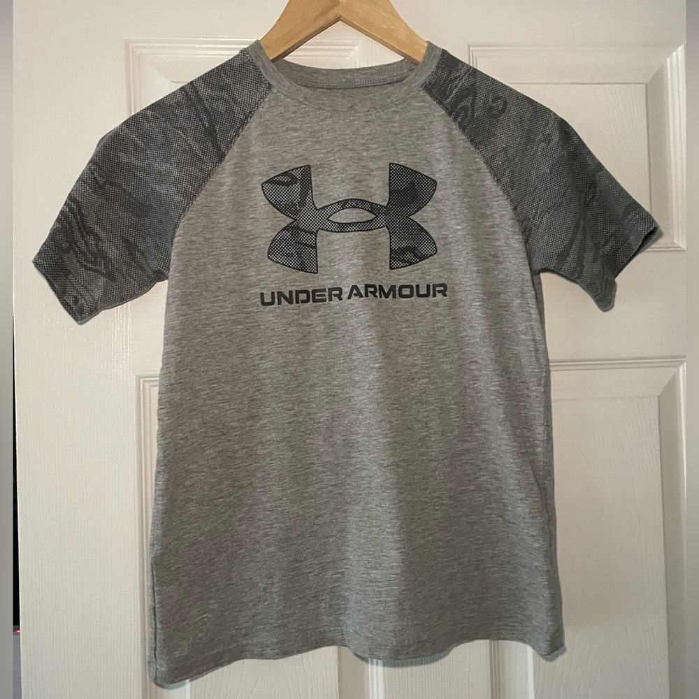 Under armour boys medium t shirt